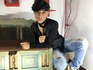 CrizBlaz show naked ass